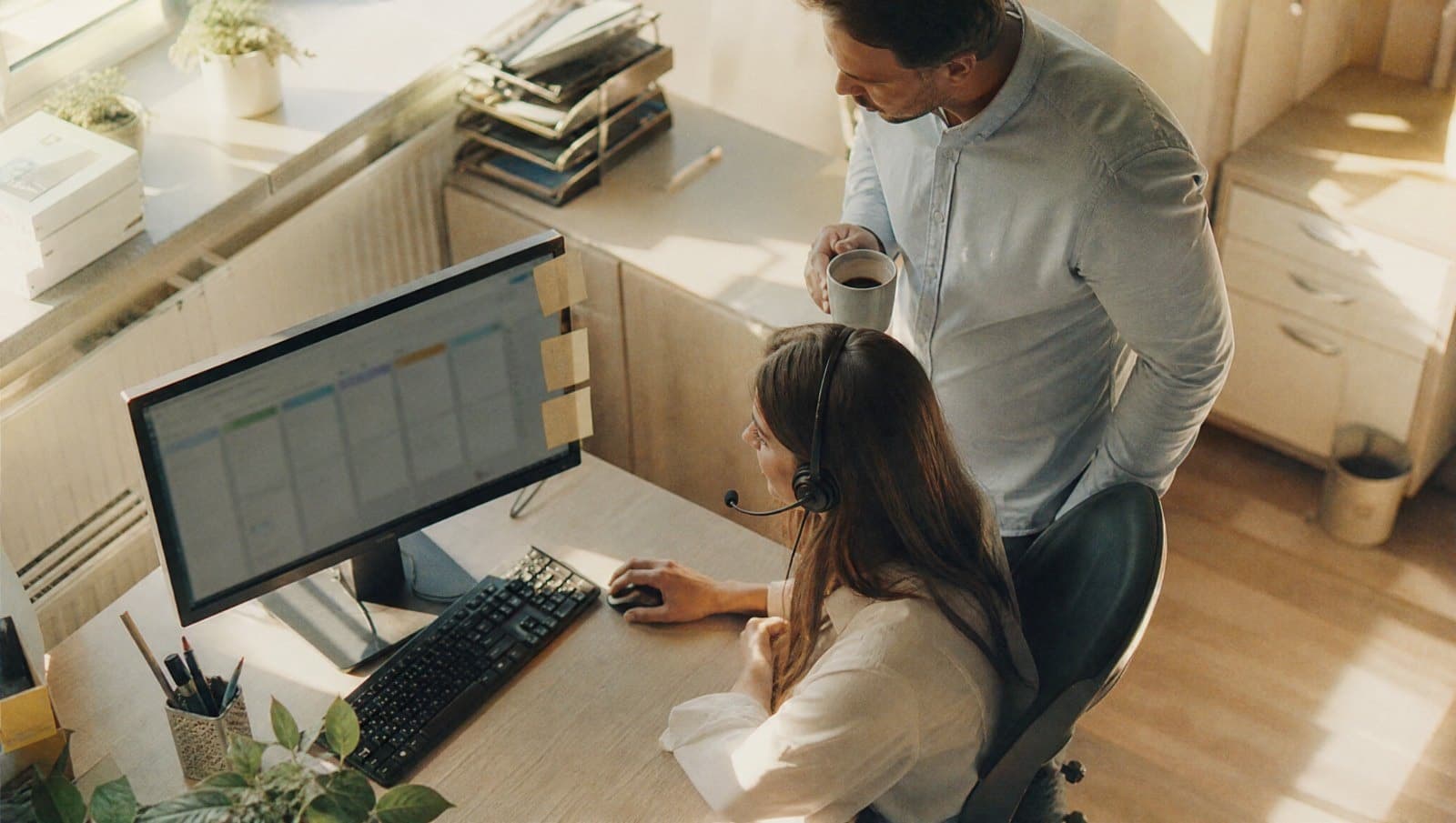 Что такое CRM-система на практике: менеджер по продажам и руководитель смотрят на сделки