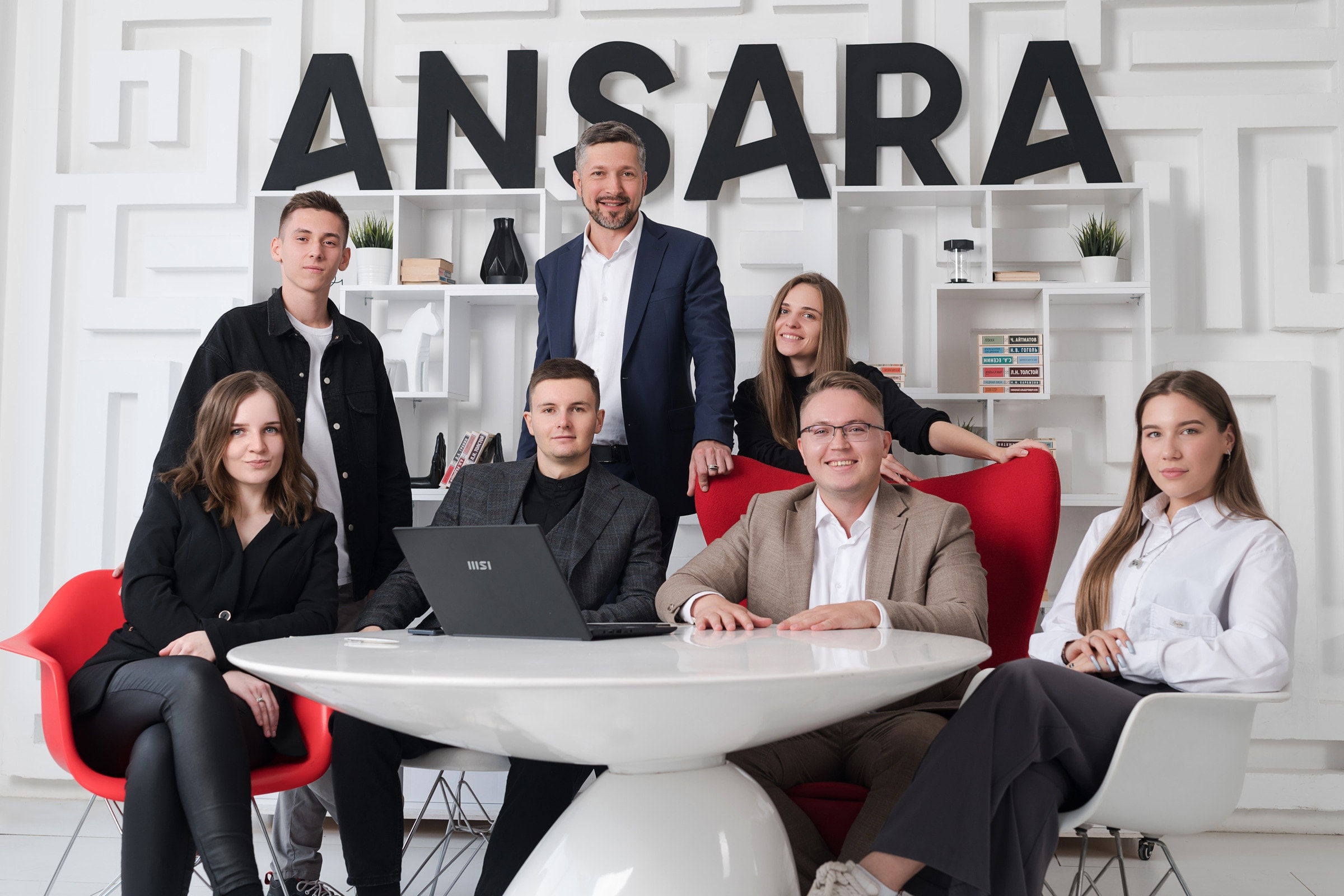Команда ANSARA за рабочим столом в офисе
